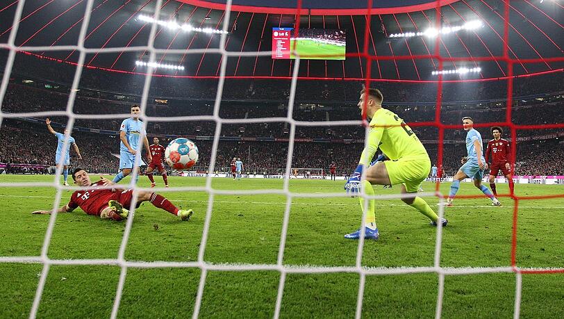 Nummer 100: Bayerns Torjäger Robert Lewandowski (l.) erzielt das 2:0 gegen die Breisgauer.