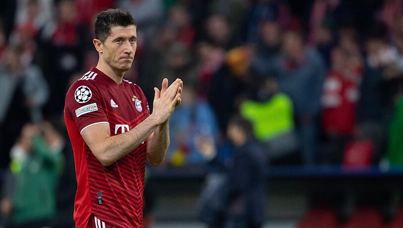 Robert Lewandowski steht auf dem Platz.