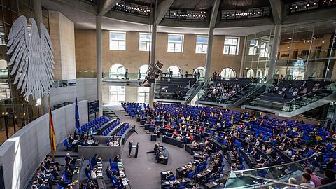 Verteidigungsministerin Christine Lambrecht spricht im Bundestag.