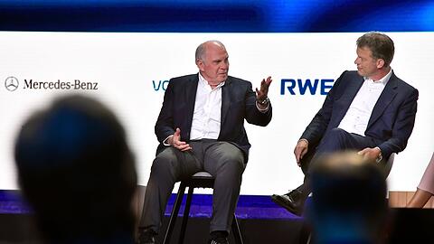 Uli Hoeneß (l), Ehrenpräsident des FC Bayern München, und Christian Sewing, Vorstandsvorsitzender der Deutschen Bank AG, sprechen nehmen beim Zukunftskongress "#neuland" an einer Diskussion zum Thema "die Wichtigkeit des Sports für unsere Gesellschaft" teil.