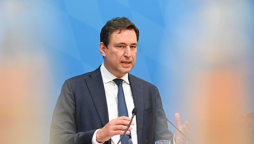 Georg Eisenreich spricht bei einer Pressekonferenz.