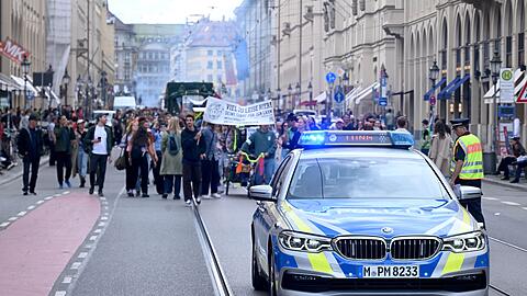 Ein Polizeiauto fährt vor den Teilnehmenden der Demonstration "Krachparade" durch die Maximilianstraße.