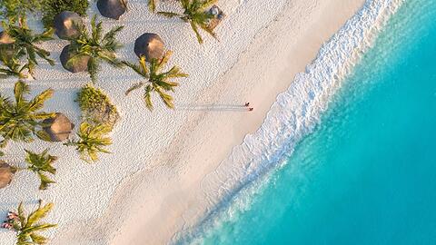 Das türkisfarbene Meer und die weißen Strände von Sansibar locken im Dezember Sonnenanbeter aus aller Welt auf die afrikanische Insel.