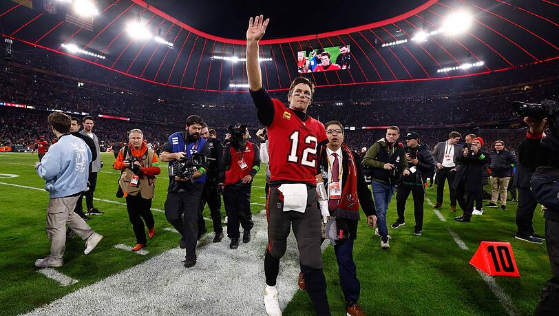 Tom Brady hat siebenmal den Super Bowl gewonnen. Jetzt war er in München – und unterstützte mit einem Beitrag die Eisbachsurfer in ihren Forderungen, die Welle wieder zu öffnen. Tom Brady hat siebenmal den Super Bowl gewonnen. Jetzt war er in München – und unterstützte mit einem Beitrag die Eisbachsurfer in ihren Forderungen, die Welle wieder zu öffnen.