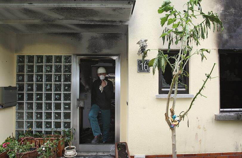 Vermutlich handelt es sich um ein Familiendrama:  Bei der Explosion zweier Reihenhaeuser in Winterhausen (Kreis Wuerzburg) sind in der Nacht zu Montag zwei Menschen getoetet worden. Die Bilder.