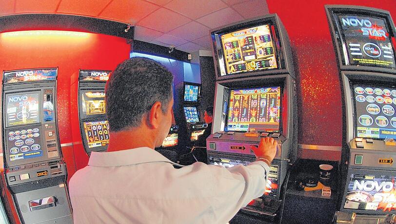 Daddeln bis zur totalen Verschuldung: Am Spielautomaten verliert man immer. Daddeln bis zur totalen Verschuldung: Am Spielautomaten verliert man immer.
