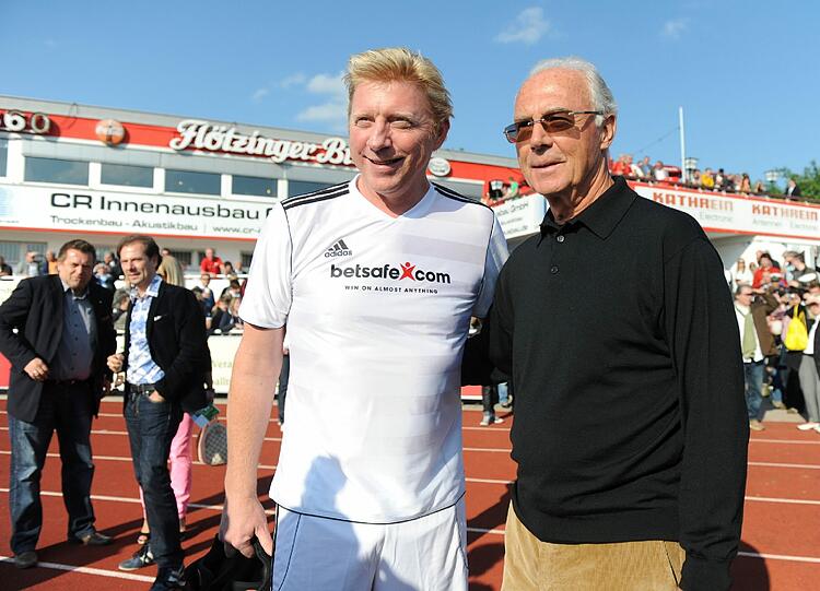 Beckenbauer scheint sich über den Teilnahmer zu freuen...