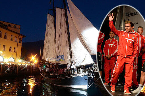 Mit einem Zweimaster segeln die Bayern nach dem Training in den Hafen von Riva. Mario Götze sticht mal wieder hervor - diesmal, was das Schuhwerk betrifft.