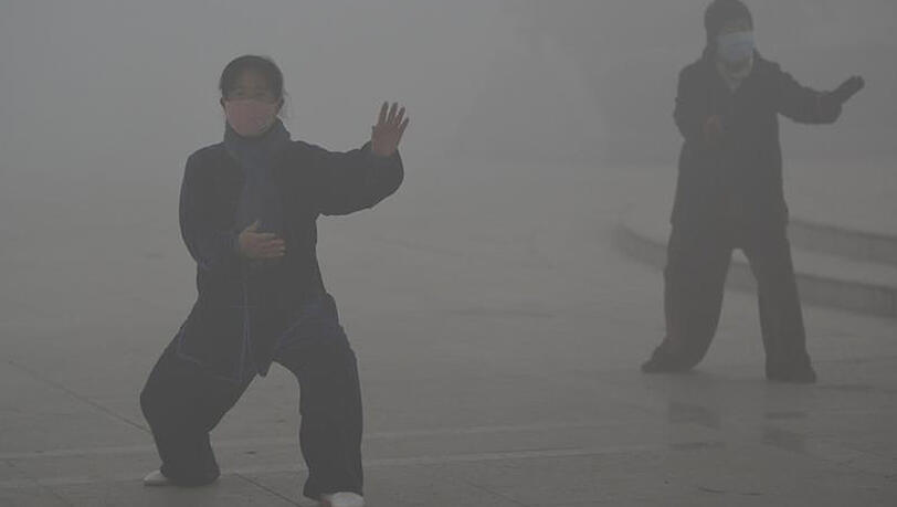 Chinesen machen ihre Morgenübungen in Fuyang im dichten Smog. Chinesen machen ihre Morgenübungen in Fuyang im dichten Smog.