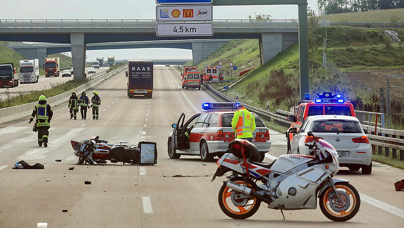 Der Biker wurde bei dem Unfall tödlich verletzt. Der Biker wurde bei dem Unfall tödlich verletzt.