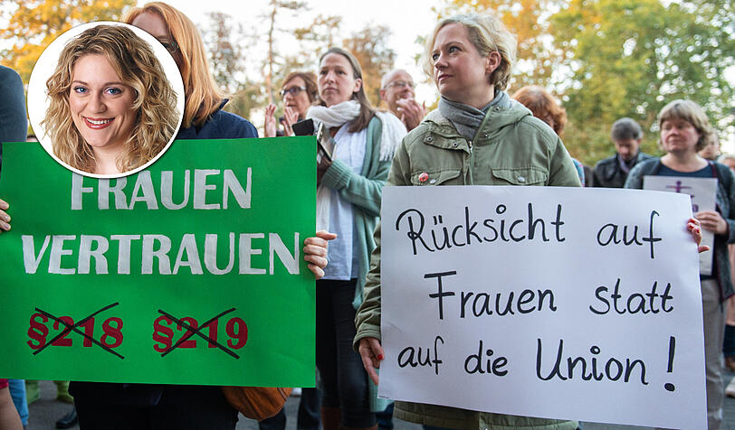 Oktober 2018: Frauen halten bei einer Kundgebung vor Beginn eines Berufungsprozesses gegen die Gießener Ärztin Hänel am Landgericht Plakate. Die Medizinerin soll auf ihrer Webseite Abtreibung als Leistung angeboten haben.