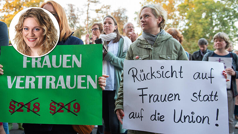 Oktober 2018: Frauen halten bei einer Kundgebung vor Beginn eines Berufungsprozesses gegen die Gießener Ärztin Hänel am Landgericht Plakate. Die Medizinerin soll auf ihrer Webseite Abtreibung als Leistung angeboten haben. Oktober 2018: Frauen halten bei einer Kundgebung vor Beginn eines Berufungsprozesses gegen die Gießener Ärztin Hänel am Landgericht Plakate. Die Medizinerin soll auf ihrer Webseite Abtreibung als Leistung angeboten haben.