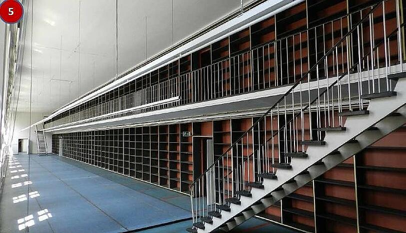 Viel, viel Platz für Bücher: Das leere XXL-Regal in der ehemaligen Bibliothek des Landesamts für Statistik.