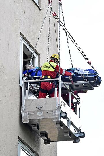 Die Feurwehr musste den Patienten mit schwerem Gerät aus der Wohnung transportieren.