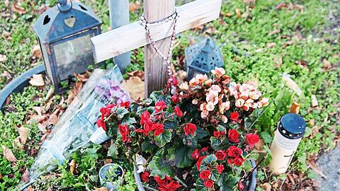 Blumen, Kerzen und ein Kreuz erinnern in der Nymphenburger an der Unfallstelle an die 25-Jährige.