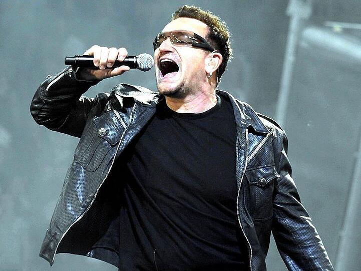 Bono tritt bei einem Konzert im Letzigrund-Stadion auf.