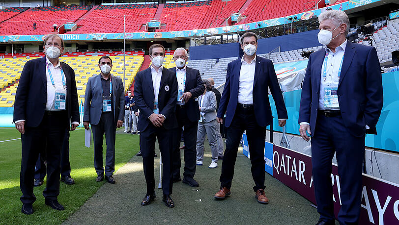Ortstermin in Fröttmaning: Rainer Koch, Interims-Chef des DFB, Bayerns Gesundheitsminister Klaus Holetschek, Philipp Lahm, Geschäftsführer der DFB Euro GmbH, Innenminister Joachim Herrmann, Ministerpräsident Markus Söder und Oberbürgermeister Dieter Reiter (von links) in der Allianz Arena. Ortstermin in Fröttmaning: Rainer Koch, Interims-Chef des DFB, Bayerns Gesundheitsminister Klaus Holetschek, Philipp Lahm, Geschäftsführer der DFB Euro GmbH, Innenminister Joachim Herrmann, Ministerpräsident Markus Söder und Oberbürgermeister Dieter Reiter (von links) in der Allianz Arena.