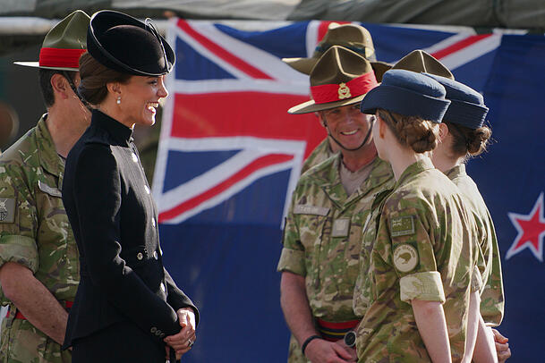 Kate, Prinzessin von Wales, spricht mit Soldaten aus dem Commonwealth, die zur Teilnahme an der Beerdigung von Königin Elizabeth II. nach Großbritannien entsandt worden sind. Im Army Training Centre (ATC) Pirbright haben sich Soldaten aus Kanada, Australien und Neuseeland versammelt, um ihre Rolle zu proben.