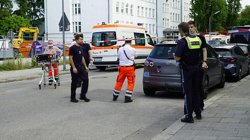 Einsatzkräfte von Johanniter und THW transportieren eine ältere Dame mit Krankenbett aus ihrer Wohnung.
