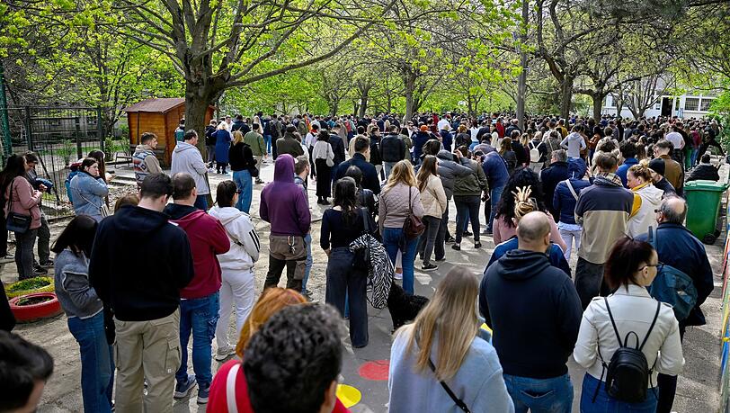 Aufnahme vor einem Wahllokal in Ungarn am Wahltag.