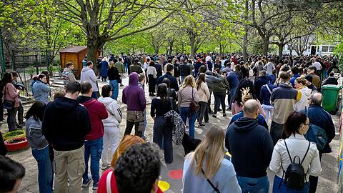 Nach Schlie&szlig;ung der Wahllokale erscheint die Abwahl von Ministerpr&auml;sident Orban m&ouml;glich.