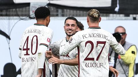 Der FC Augsburg hatte in Frankfurt oft Grund zum Jubel.
