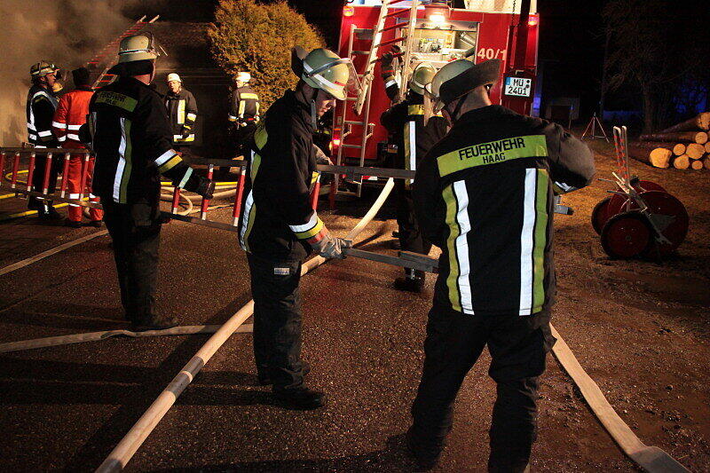 Zu einem Garagenbrand in Dörfl wurden mehrere Feuerwehren alarmiert. Das Feuer ist vermutlich im Dachbereich der Garage ausgebrochen und griff auf das Wohnhaus über.