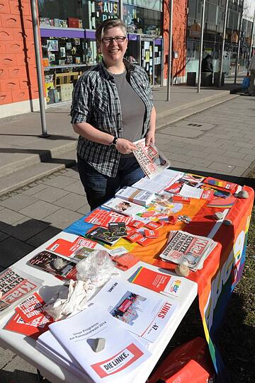 &bdquo;Mehr Bürgerbeteiligung&ldquo;: Michaela Städele (44), Die Linke, Listenplatz 31: Ich wünsche mir mehr Bürgerbeteiligung. Ein Beispiel ist der Autobahnanschluss, der in Feldmoching/Hasenbergl zur Diskussion steht. Den wollen die Bürger nicht. Dahingegen könnte die Stadt den öffentlichen Nahverkehr ausbauen. Dann wären die Industriegebiete am Stadtrand auch besser angebunden und jeder kann mit den Öffentlichen zur Arbeit fahren. Außerdem könnten im Rahmen dieses Projekts die Umlandgemeinden besser ans Stadtnetz angebunden werden. Vor zehn Jahren wollte die Stadt eine Stadtumlandbahn bauen. Das könnte eine Lösung sein. Der zweite Punkt sind urbane Gärten. Gärten vereinen Generationen. Im Petuel-Park ist so etwas jetzt schon möglich: Man kann sich eine kleine Parzelle anmieten und dort garteln. Das schafft Gemeinschaft. Mehr davon würde München gut tun.