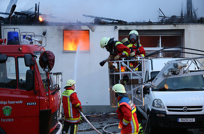 In Straßham ist eine Lagerhalle vollständig abgebrannt. Die Bilder vom Feuerwehr-Großeinsatz.