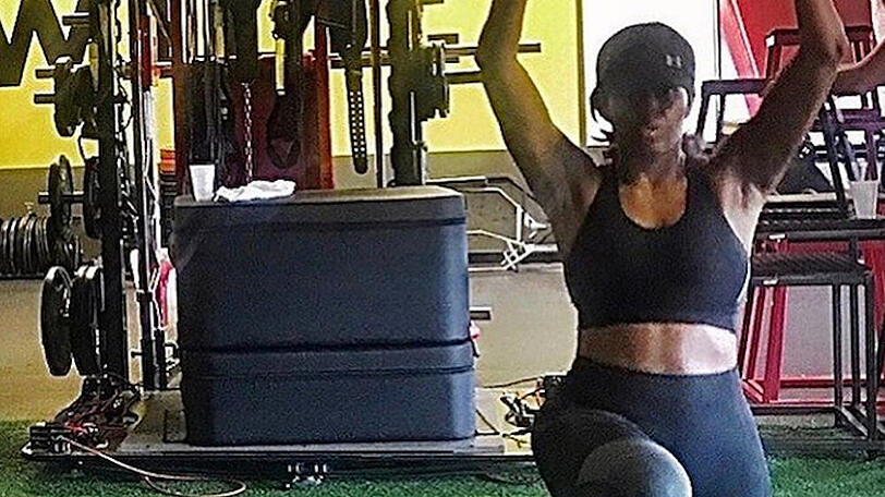 Michella Obama führt konzentriert ihre Fitnessübung aus
