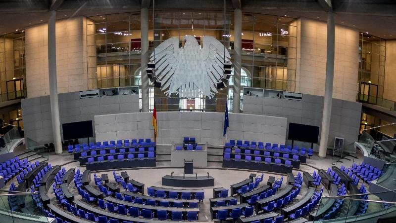 Wegen zahlreicher Überhang- und Ausgleichsmandate sitzen seit der letzten Bundestagswahl 709 Abgeordnete im Parlament - so viele wie nie zuvor. Wegen zahlreicher Überhang- und Ausgleichsmandate sitzen seit der letzten Bundestagswahl 709 Abgeordnete im Parlament - so viele wie nie zuvor.