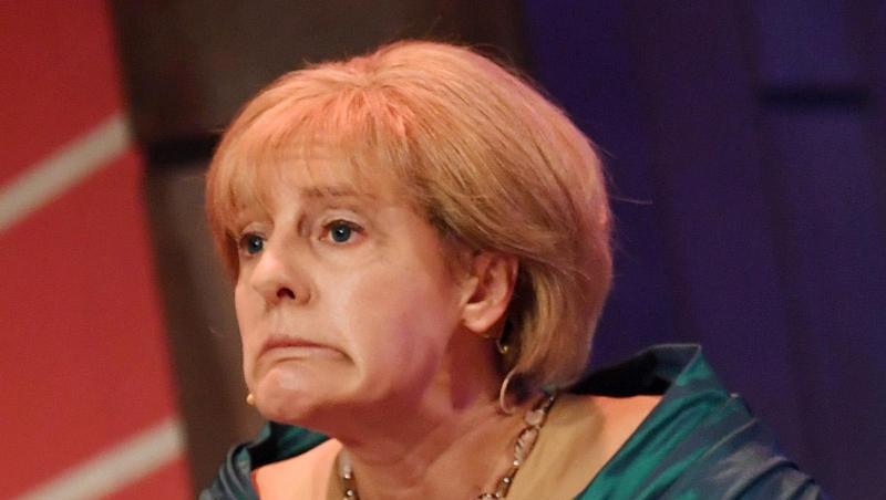 Antonia von Romatowski als Merkel beim traditionellen "Politiker-Derblecken" am Nockherberg.