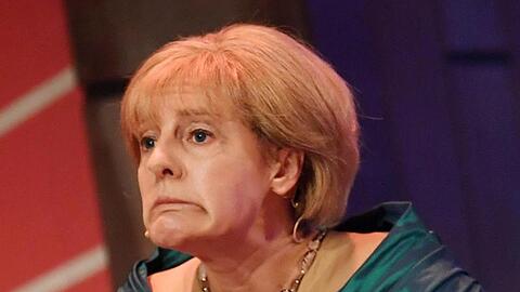 Antonia von Romatowski als Merkel beim traditionellen "Politiker-Derblecken" am Nockherberg.