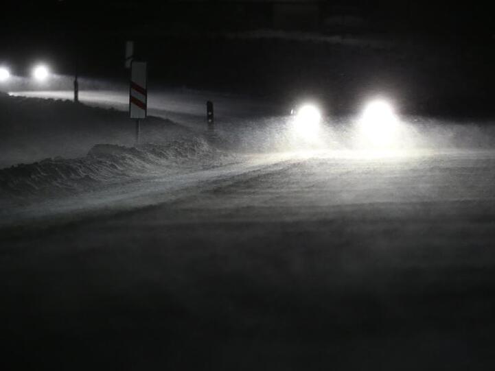 Autos fahren durch das Schneetreiben in Bayern. Foto: Karl-Josef Hildenbrand