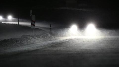 Autos fahren durch das Schneetreiben in Bayern. Foto: Karl-Josef Hildenbrand