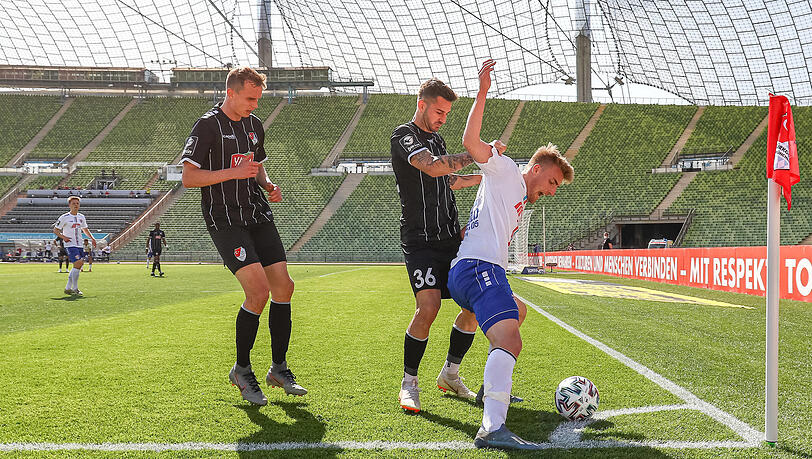 Derzeit wird nur vor leeren Rängen gekickt: Ein Foto vom Spiel von Türkgücü gegen Uerdingen im Olympiastadion. Derzeit wird nur vor leeren Rängen gekickt: Ein Foto vom Spiel von Türkgücü gegen Uerdingen im Olympiastadion.