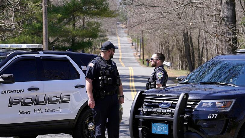 FBI-Agenten haben im US-Bundesstaat Massachusetts das Haus eines Mannes gestürmt, der etwas mit der Weitergabe streng geheimer Militärdokumente über die Ukraine zu tun haben soll.