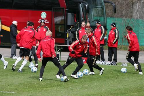Schnelles Spiel ließ Bundestrainer Joachim Löw beim Abschlusstraining üben. Am Ball Bastian Schweinsteiger.