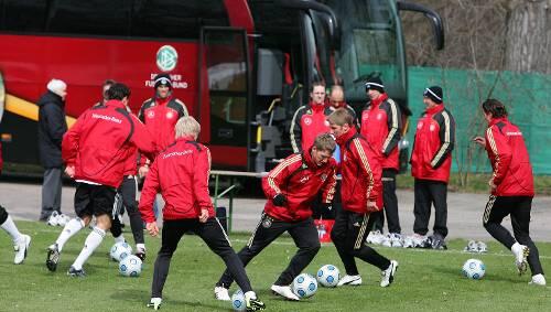 Schnelles Spiel ließ Bundestrainer Joachim Löw beim Abschlusstraining üben. Am Ball Bastian Schweinsteiger. Schnelles Spiel ließ Bundestrainer Joachim Löw beim Abschlusstraining üben. Am Ball Bastian Schweinsteiger.