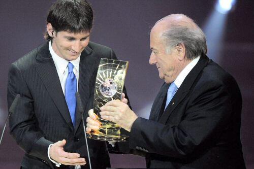 Der Weltfußballer des Jahres Leo Messi, hier mit Fifa-Boss Sepp Blatter, wird im März mit Argentinien in München gegen Deutschland spielen.