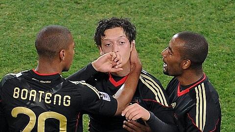Drei Beispiele für gelungene Integration durch den Fußball: Jerome Boateng, Mesut Özil und Cacau (v.l.).