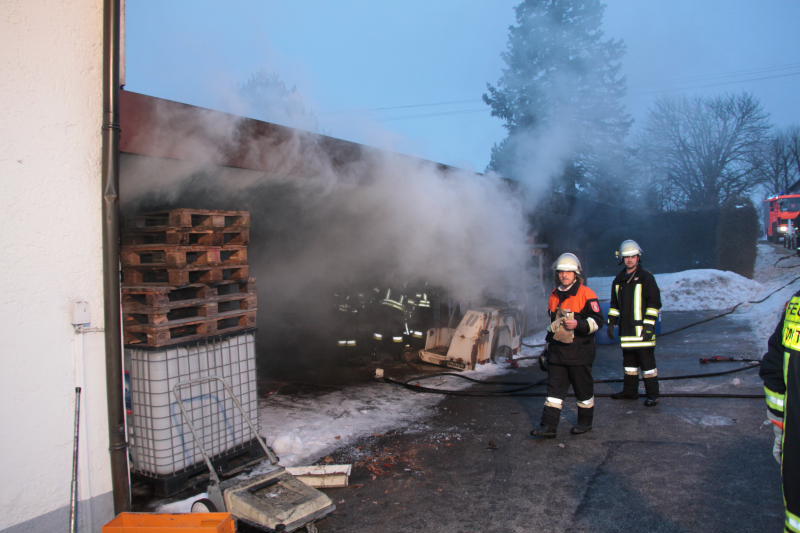 Rauch-Alarm am Rosenmontag in Mittbach: Unter einem Vordach ist ein Motorboot in Brand geraten. Zwei Personen wurden dabei leicht verletzt. Die Bilder vom Feuerwehreinsatz