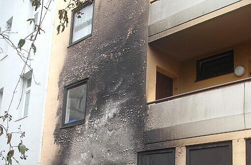 Ein Haus in der Feilitzschstraße: Die Fassade hat massiv Schaden genommen, als die Bombe kontrolliert gesprengt wurde.