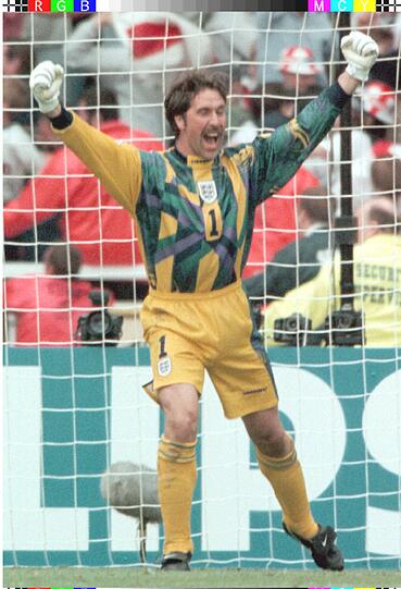 David Seaman (FC Arsenal) verletzt sich, nomen est omen, beim Angeln. Als er einen 26-Pfünder aus dem Wasser ziehen will, renkt er sich die Schulter aus.