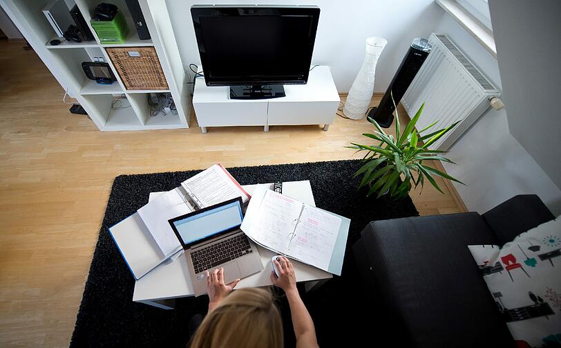 Eine Frau arbeitet in einem Homeoffice. Foto: Daniel Naupold/Illustration