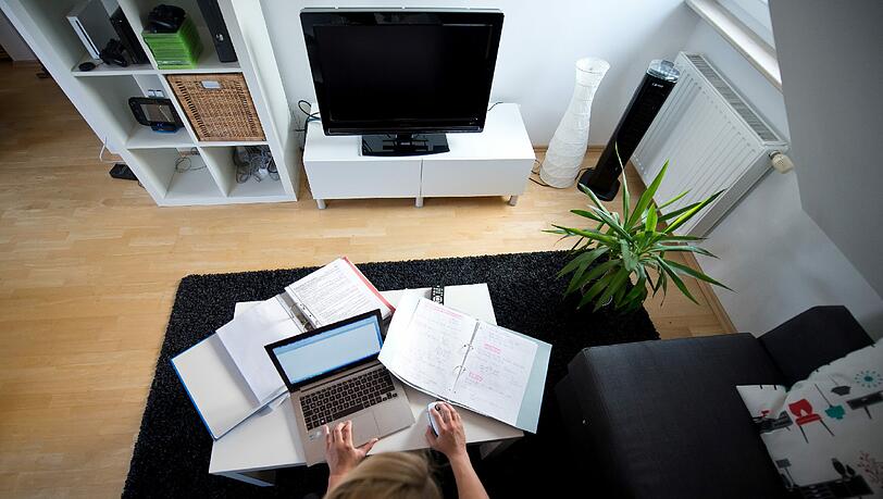 Eine Frau arbeitet in einem Homeoffice. Foto: Daniel Naupold/Illustration Eine Frau arbeitet in einem Homeoffice. Foto: Daniel Naupold/Illustration
