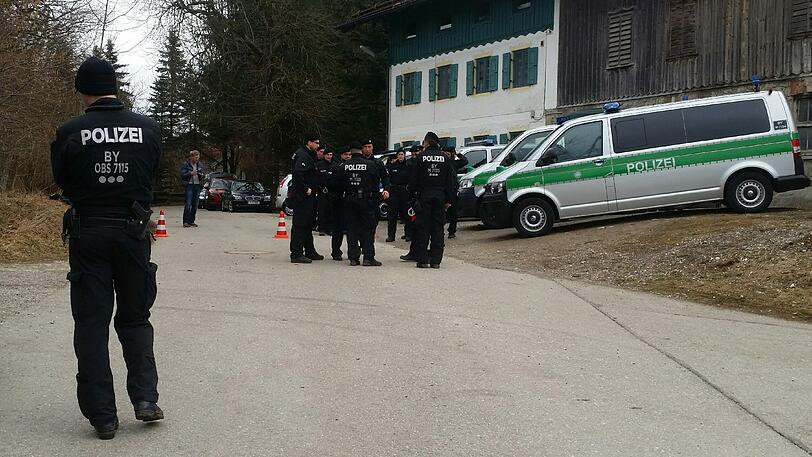 Das grausame Verbrechen erschüttert die Menschen in dem abgelegenen Weiler in Oberbayern.