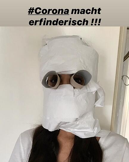 Hoppla, wer hat sich denn hier in eine Schutzmontur aus Klopapier geworfen? Es ist Trash-TV-Sternchen Kader Loth.