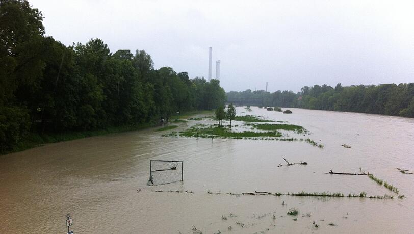 Land unter an der Isar. Nur das Tor vom Fußballrasen ragt heraus. Land unter an der Isar. Nur das Tor vom Fußballrasen ragt heraus.