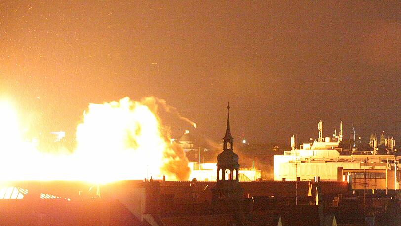 Eine Feuerwolke über Schwabing: Am 28. August 2012 um 21.54 Uhr explodierte die Bombe. Sehen Sie in der AZ-Bilderstrecke die Fotos von damals und von heute. Eine Feuerwolke über Schwabing: Am 28. August 2012 um 21.54 Uhr explodierte die Bombe. Sehen Sie in der AZ-Bilderstrecke die Fotos von damals und von heute.